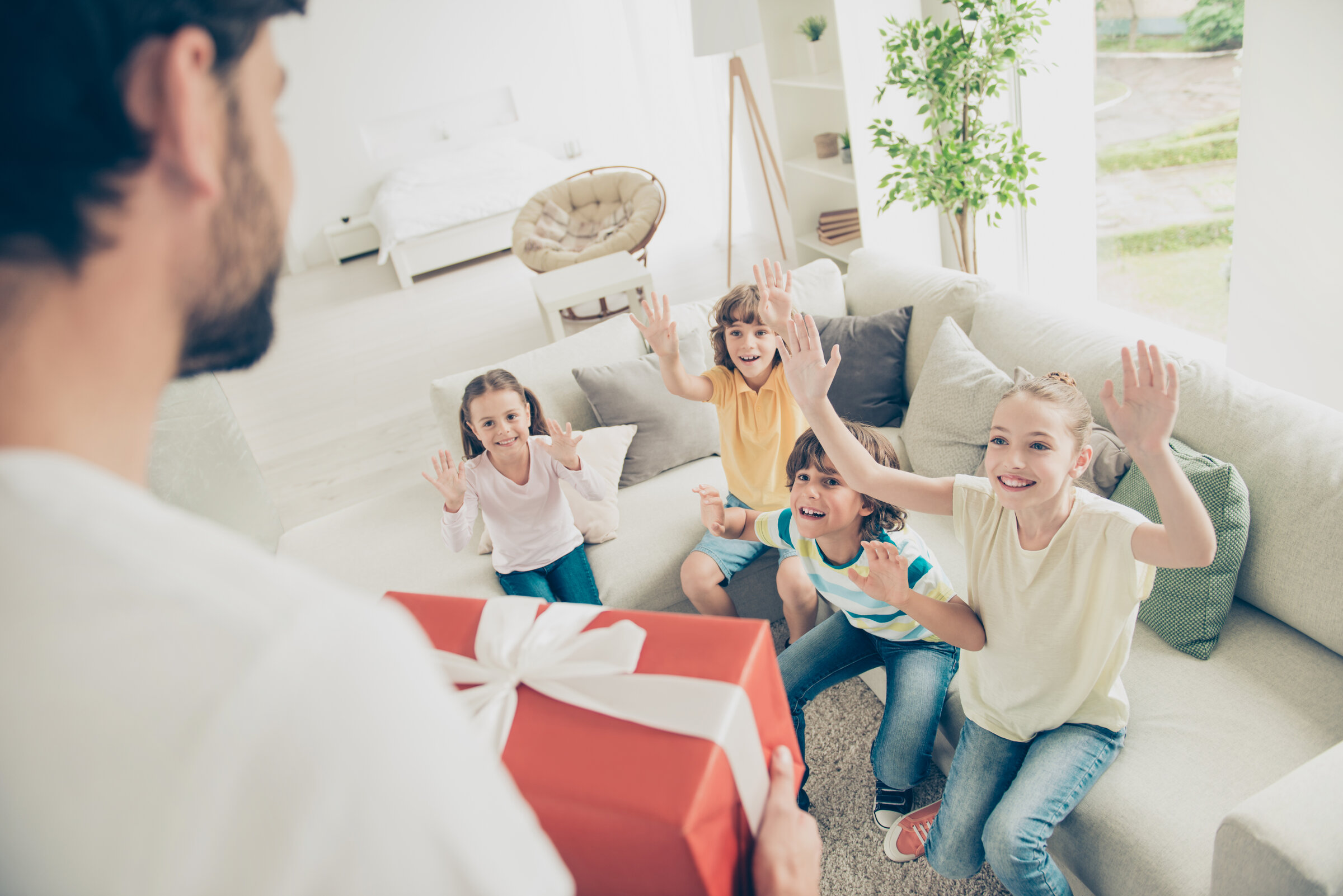Dad-presenting-gift-to-kids