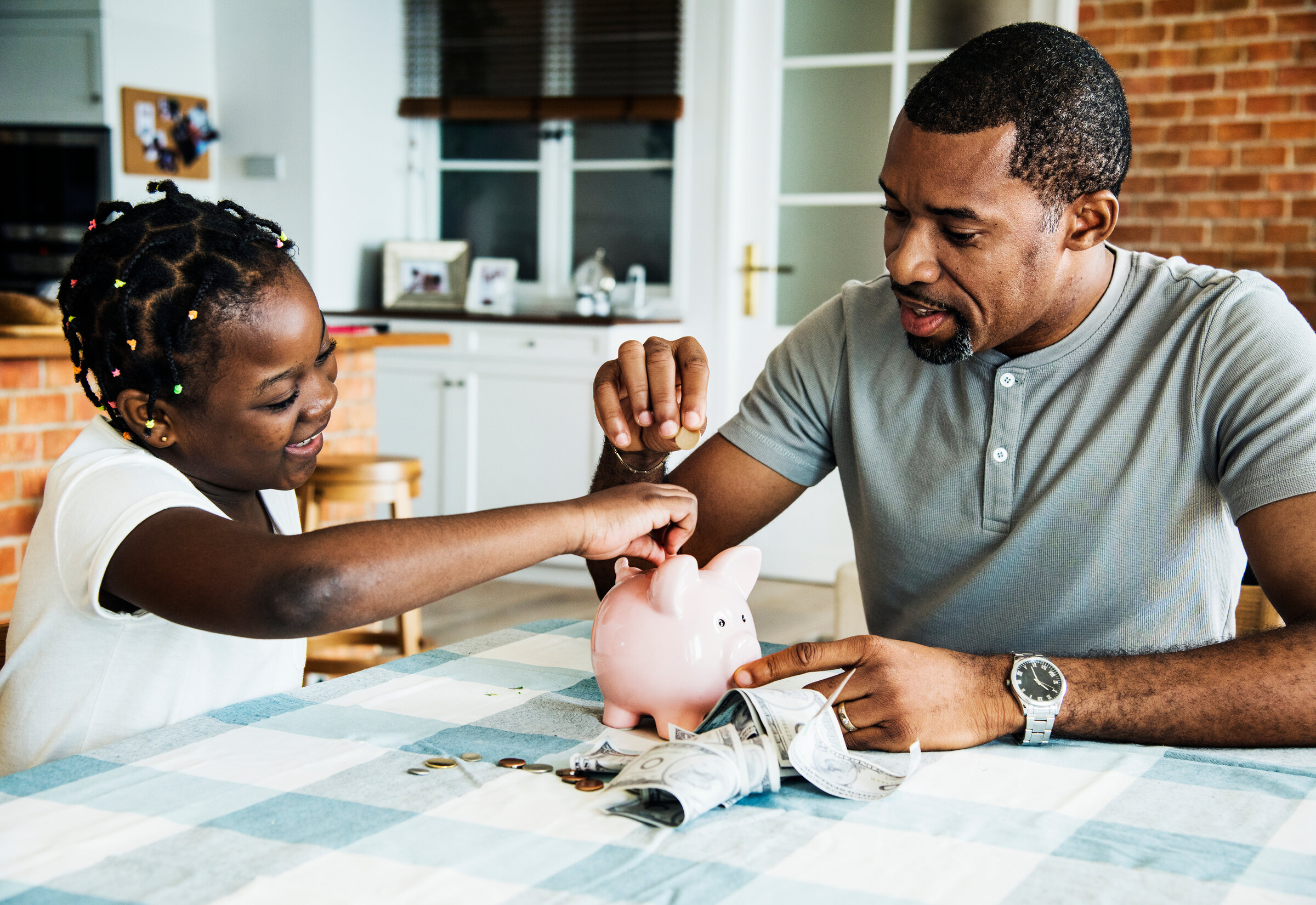 dad-and-daughter-saving-money