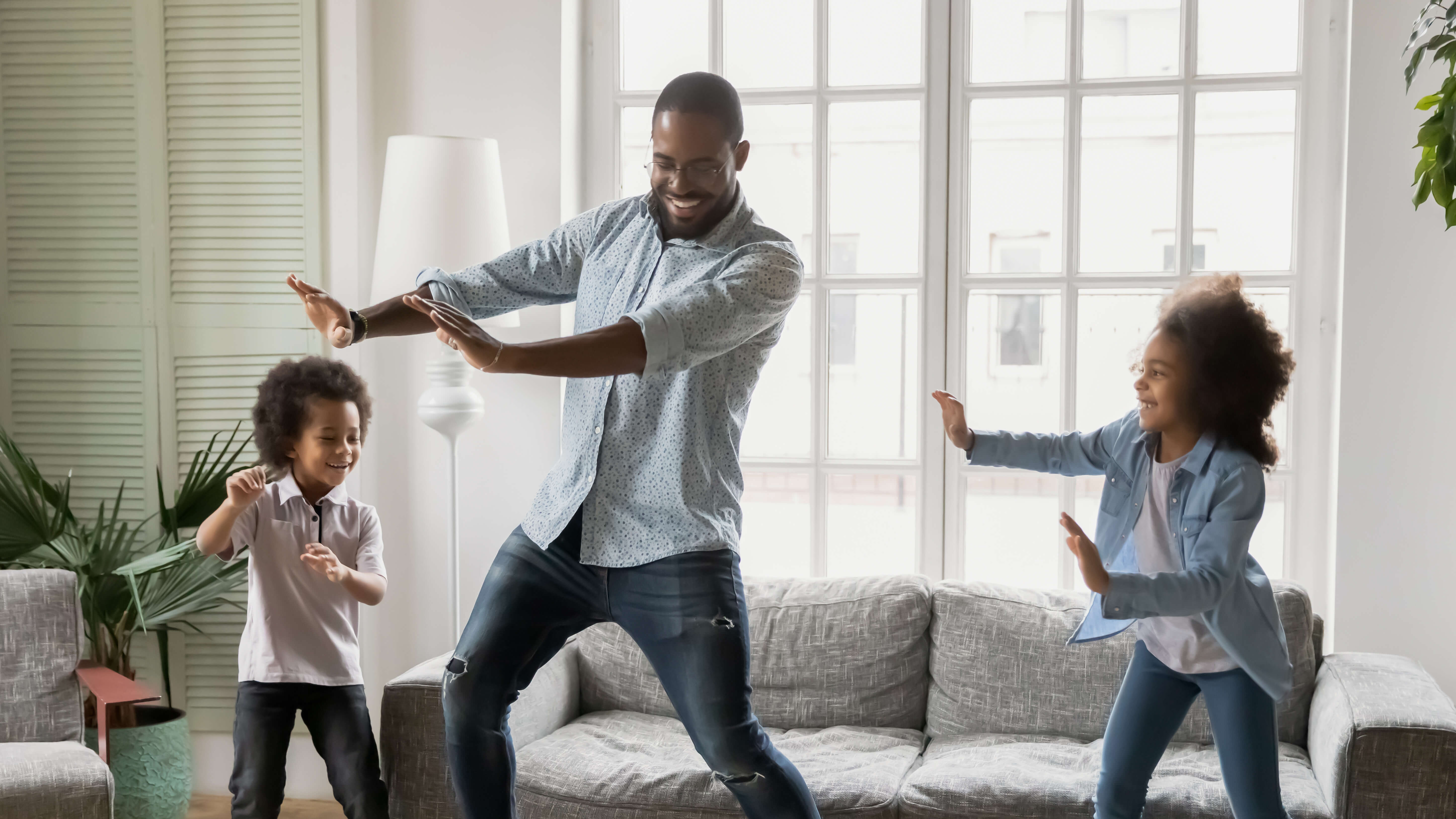 dad-dancing-with-children
